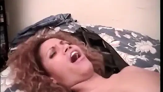 Cewek kulit hitam berambut keriting melebarkan kakinya untuk kontol putih