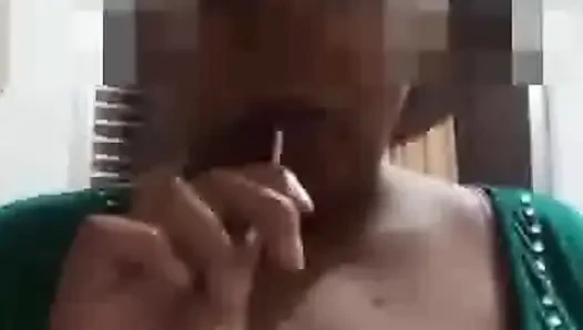 Wanita kulit hitam gemuk yang sangat panas bermain dengan tubuhnya