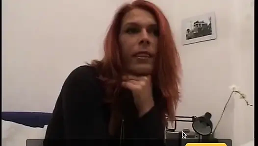 Güzel kızıl saçlı bebek vibratörle amını memnun ediyor