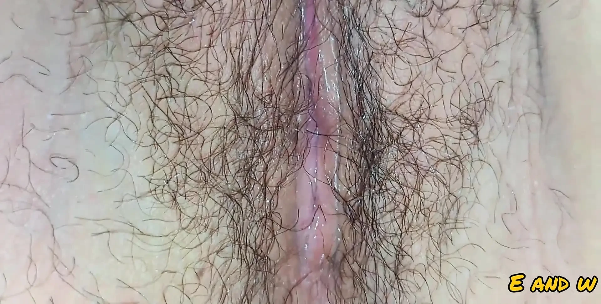 当我们看电视时, 我的继女让我玩弄她的阴户