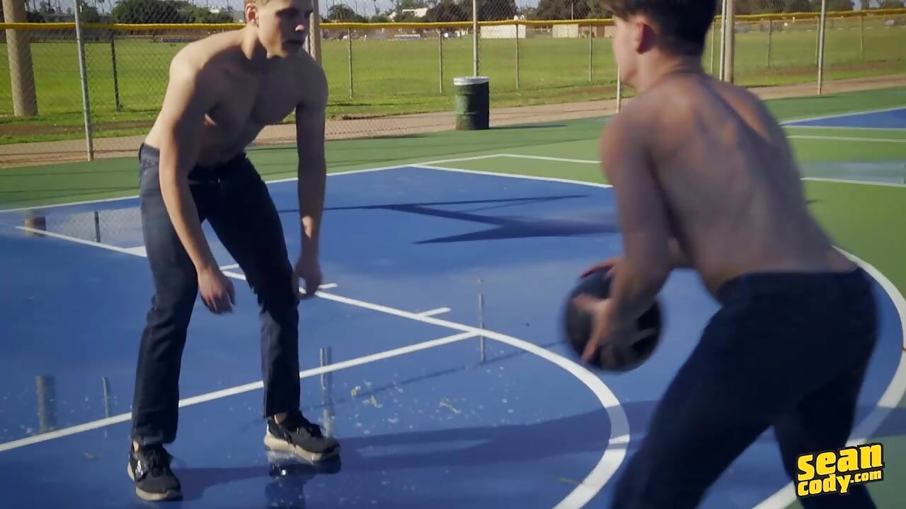 Sean Cody - Kieran musclée et Le garçon Riley transforment leur rivalité de basket-ball en rencontre torride qui se termine par plusieurs éjaculations