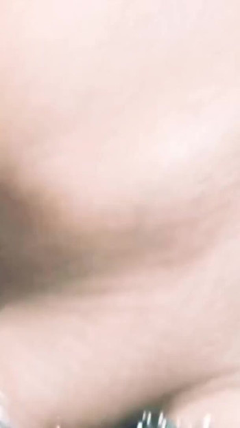 Silný okamžik z "Sexy indická Bhabhi Sama doma - Mokrá a divoká akce"