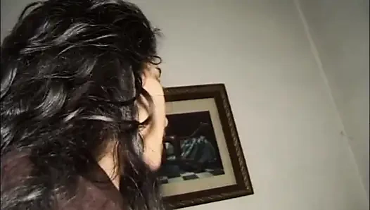 Behaartes paar fickt auf dem tisch