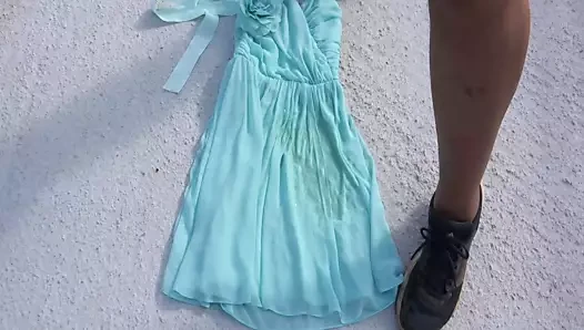 Turkuaz elbiseye işiyor