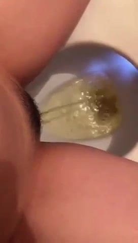 Spanish Brunnette peeing