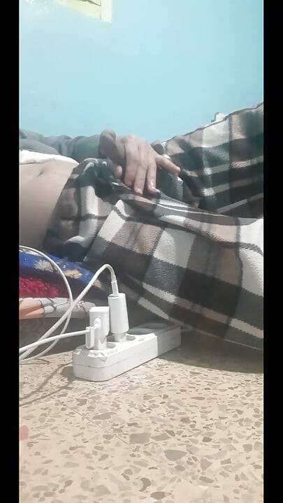 把从裤子的洞里拉出来