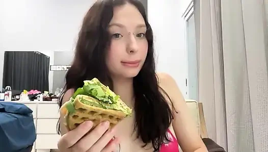 AKU PAMER TOKETKU DI STREAMING