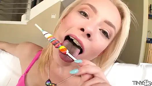 Winzige hüpfende blondine