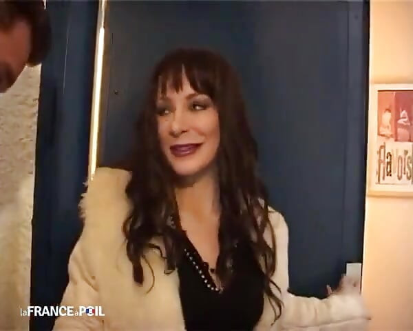 Milf cachonda seduce a un ceo rico para ser follada anal