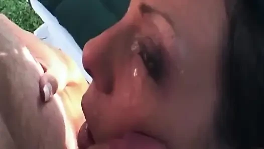 Tante seksi ini berbagi sperma hangat setelah nyepong kontol di luar ruangan