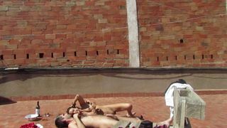 Casal amador fodendo no terraço, sexo fora