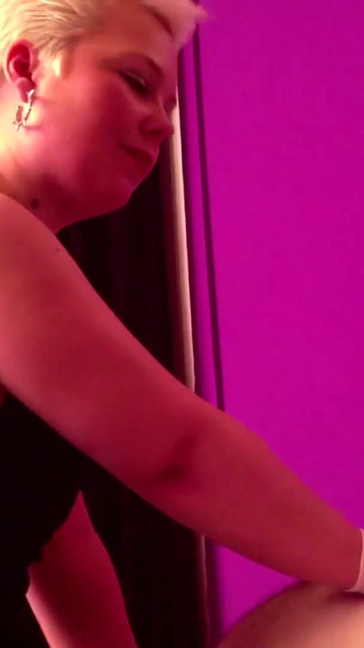 Latex Sklave wird von Herrin mit Reizstrom am Sack behandelt | Clip 2