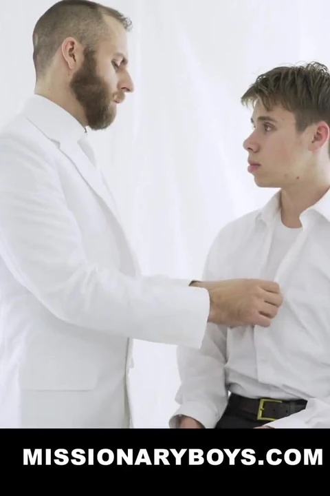 Jovem missionário dá a um padre uma gozada facial