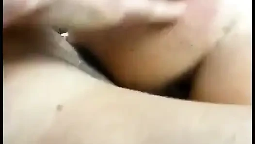 Genç fahişe adama sakso çekiyor ve sonra sıkı nemli deliğini siktiriyor