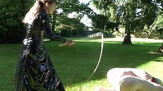 Una donna francese sculaccia i suoi due schiavi arrapate