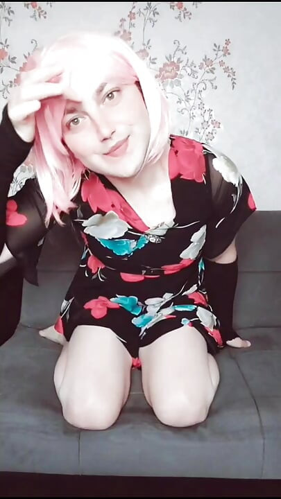Çiçekli pinky ve siyah saçlı sevimli genç