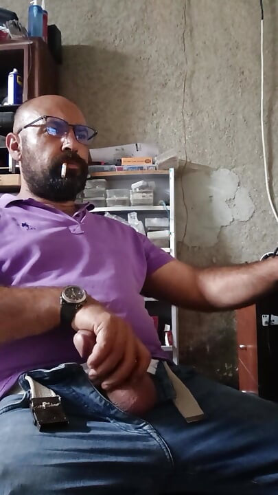 Tuan beruang memancut mani dengan rokok di dalam mulutnya