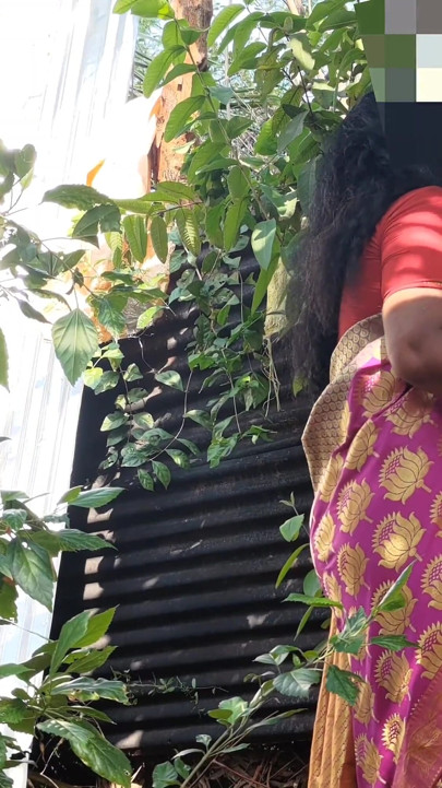 Tante lagi nyari sesuatu di taman dan aku ngentot sama dia