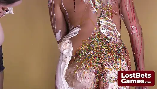 Kızların sırayla bir yarakla sikiştiği heyecanlı bir striptizli yüze boşalma oyunu