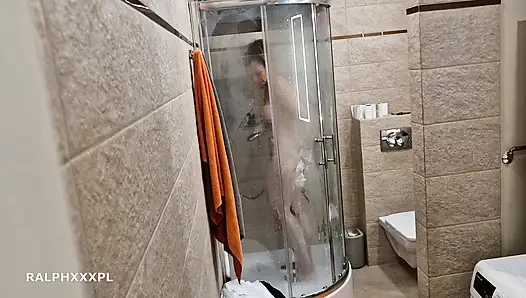 Üvey annemin duş alırken mastürbasyon yaparken izliyorum