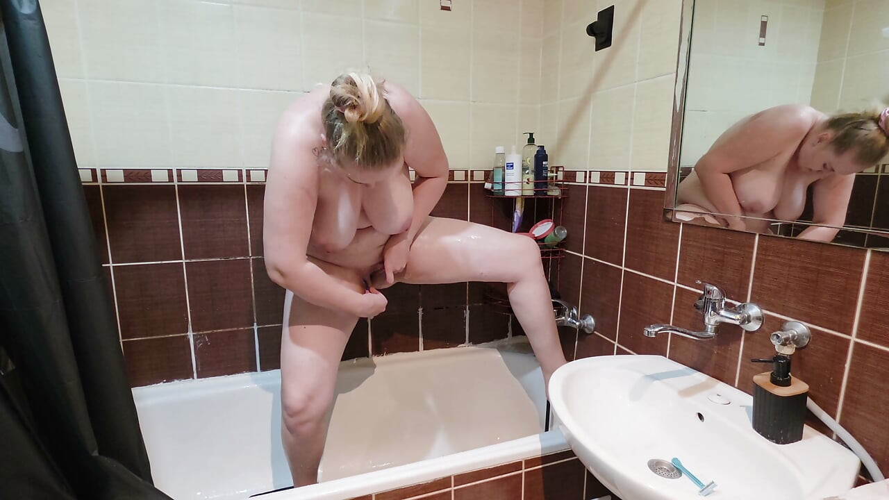 Hot Shower - vollbusiges molliges mädchen duscht und rasiert im Badezimmer mit würzigem Ende