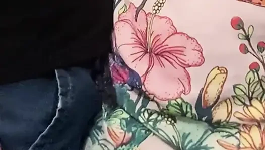 Seltsame perverse fingerte MILF in der U-Bahn