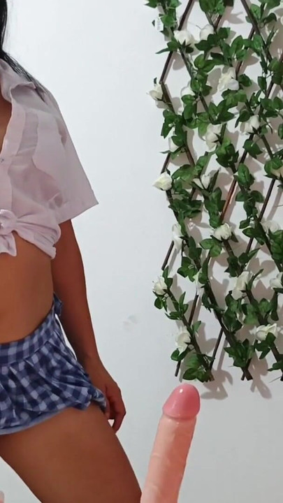 Mora se podeliti trenutak od "POČETAK MODELINGA!! SEKSI STUDENTKINJA U KRATKOJ SUKNJI TESTIRA UKUSNO SEDENJE"
