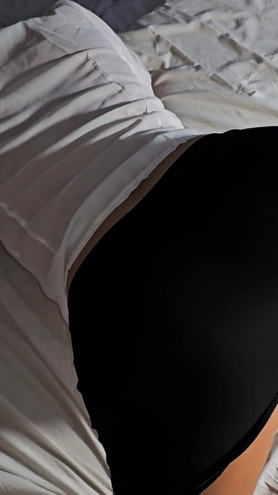 Neuvěřitelný sexy hustý anál zezadu v těsném pružném zadku s výstřikem do kundičky