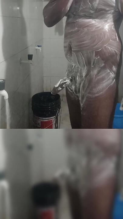 Spectacle de bain nu sous la douche, grosse bite noire à l'air
