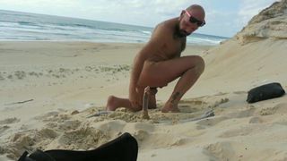 Queer Typ fickt und melkt sich an einem öffentlichen Strand