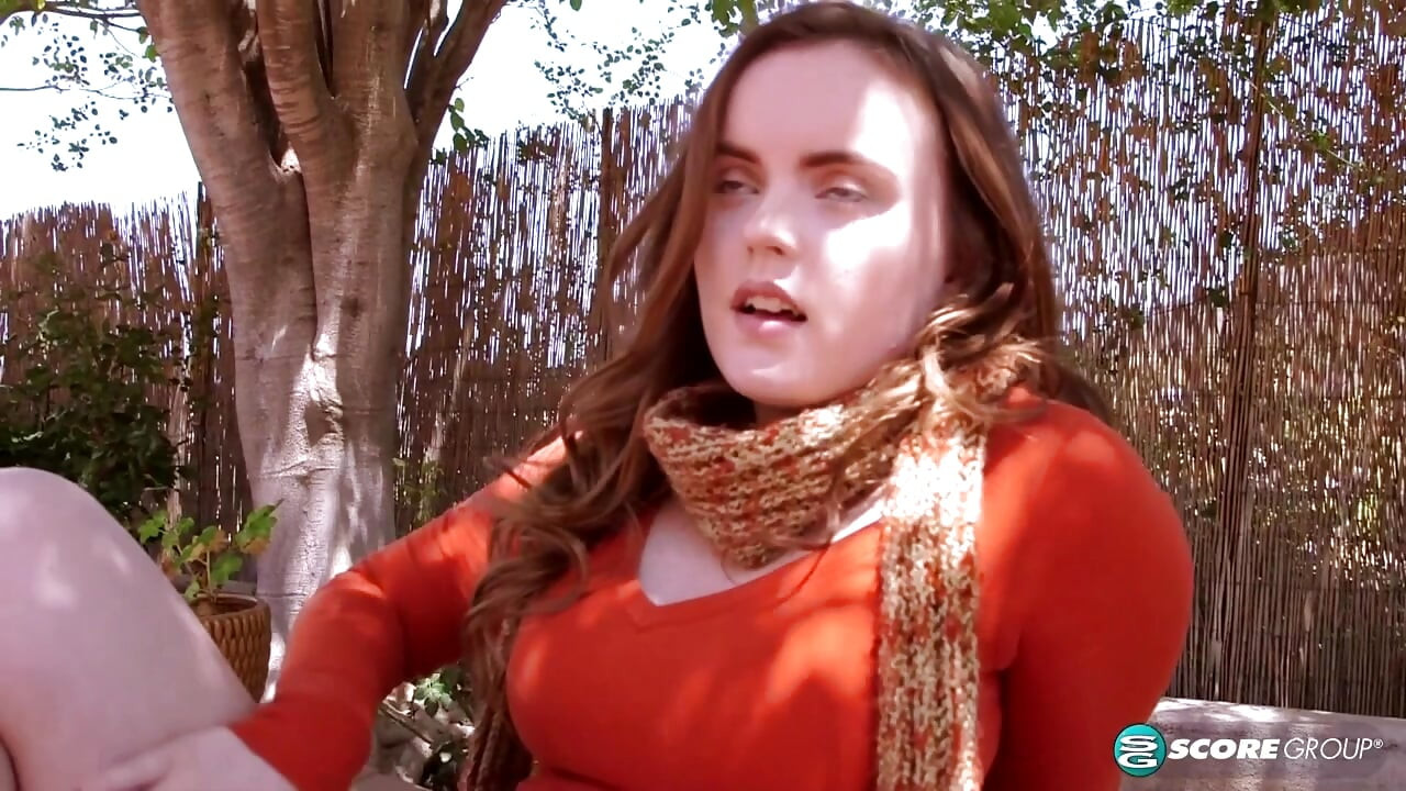 曲線玲瓏的河狐用熱辣的自慰會議熱身