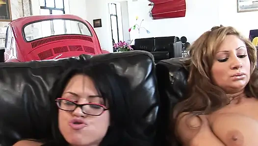 Tiga lesbian menawan ngentot satu sama lain dengan berbagai mainan seks