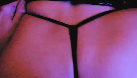 Eva lateks si tante seksi dengan pantat bahenol lagi asik nyepong kontol besar sampai dicrot di dalam
