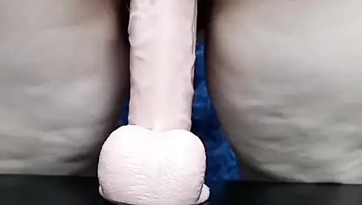 Kirli kremsi amcık ve büyük yağlanmış göt, büyük bir dildo al