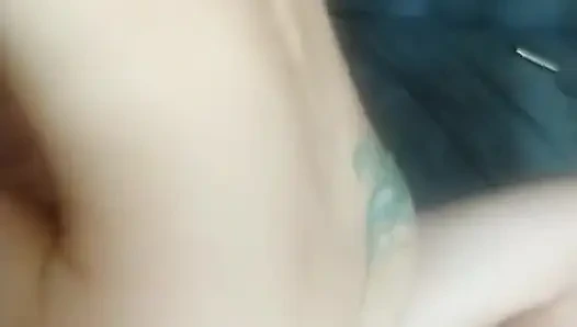 Ich lutsche meinen großen schwanz mit großem vergnügen. Es war nicht genug ..