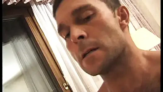 Sarışın direk dansçısı ve garsonlar