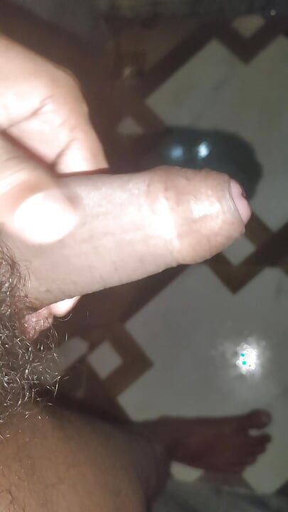 Pria muda India masturbasi di mani muncrat di kamar mandi
