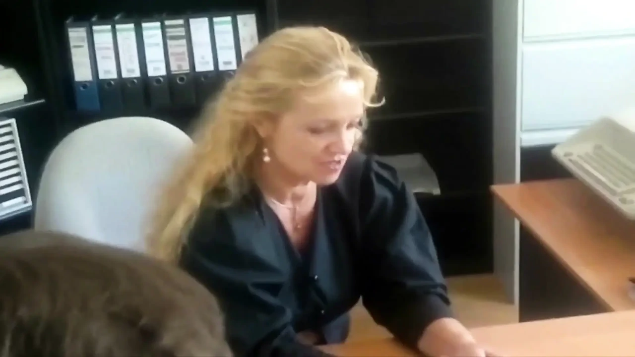 法国吞精荡妇在办公室取悦了两根鸡巴