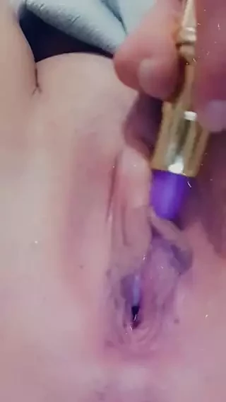 Close vibrating pussy