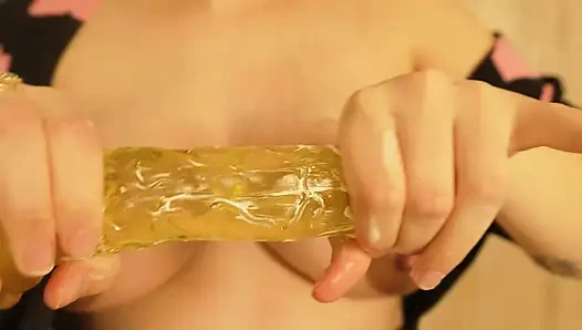 meine asiatische stiefschwester geht ins badezimmer und zeigt dann ihr sexy blaues weißes höschen