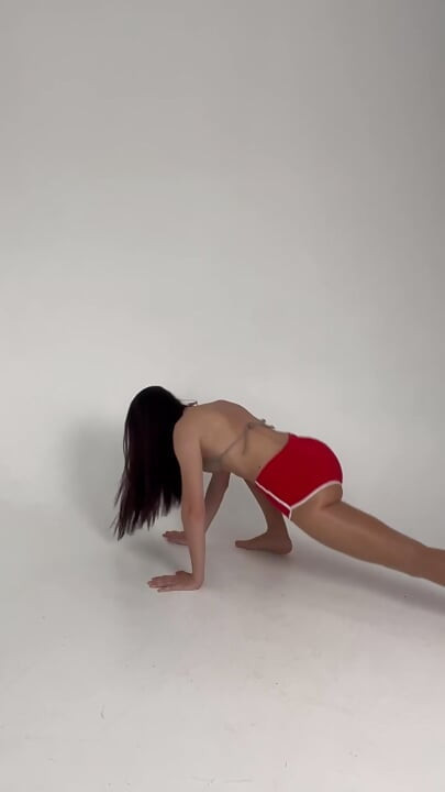 Yoga Srorn røde shorts i hjemmet