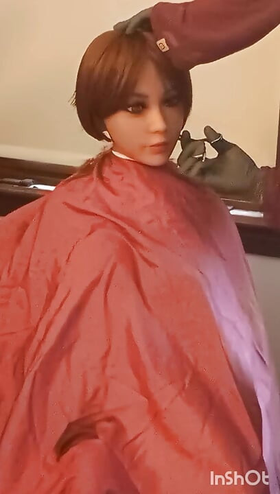 Lindsey gets a pixie cut