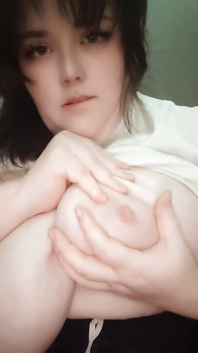 בחורה גיימרית שמנה מאוננת את הכוס השמן שלה