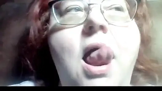 İri güzel kadın senin için nake dudaklarını ve ağzını öpüyor ve senin için dudaklarını yalıyor yakın çekim klip veriyor!