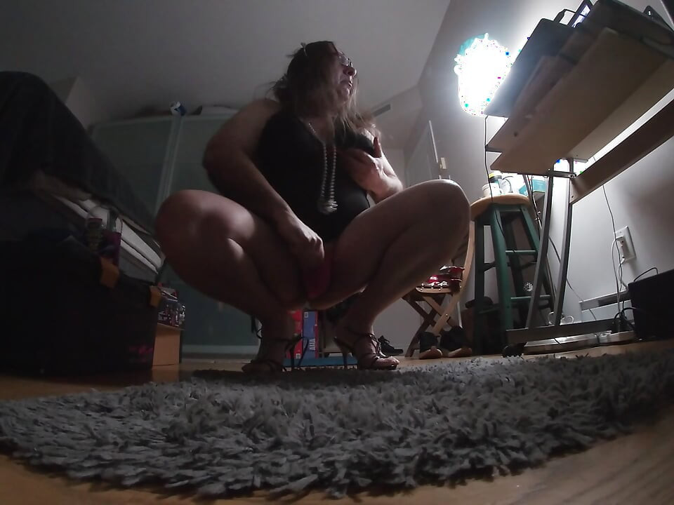 Η παλαιότερη πόρνη του CD είναι μια τέτοια σίσσυ που παίζει σε εσωτερικούς χώρους με το Crossdressing Shecock της!