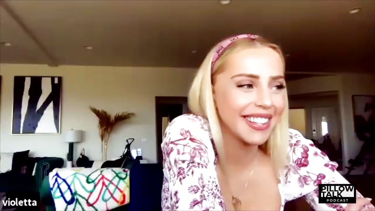 Violet Benson ortak ev sahibi Francesca Farago ile gerçek bir seks yapıyor