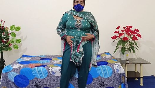 Индийская тетушка с большими сиськами трахает пальцами киску и испытывает оргазм от дилдо