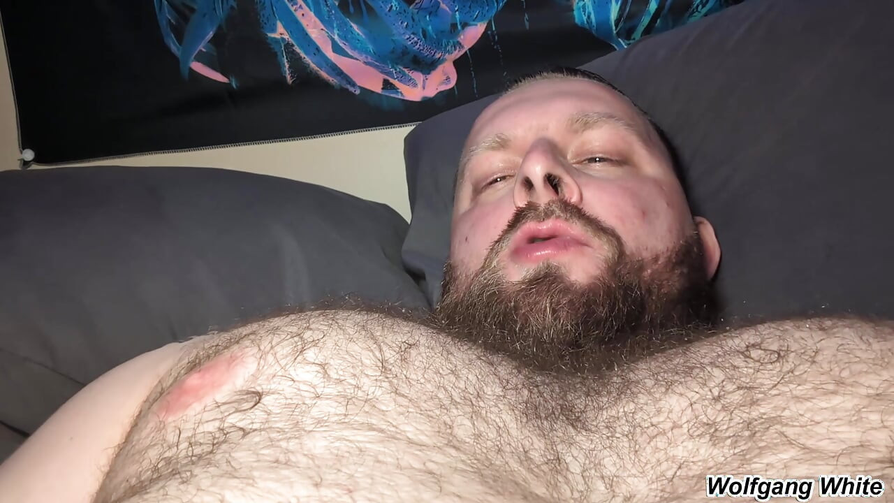 Stiefvaters nippel lecken, während er wichst - BOTTOM-pOV-rollenspiel - wolfgang white solo-masturbation