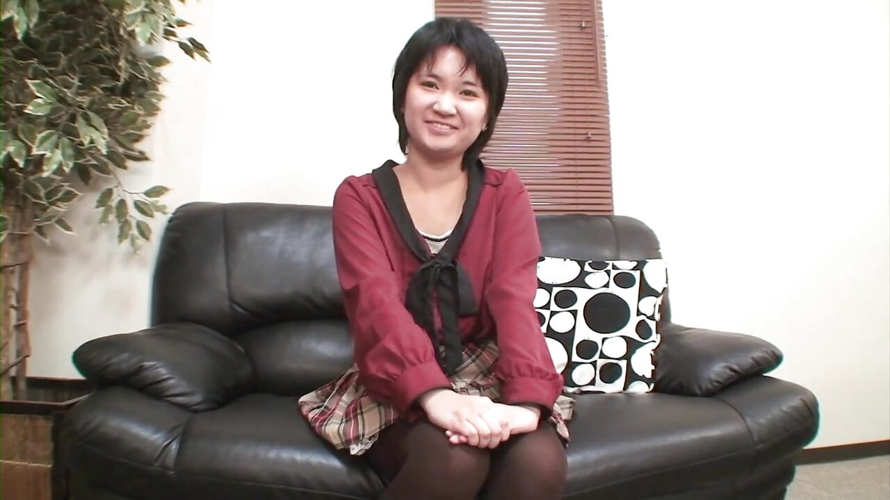 그녀의 일본 보지를 세게 따먹어