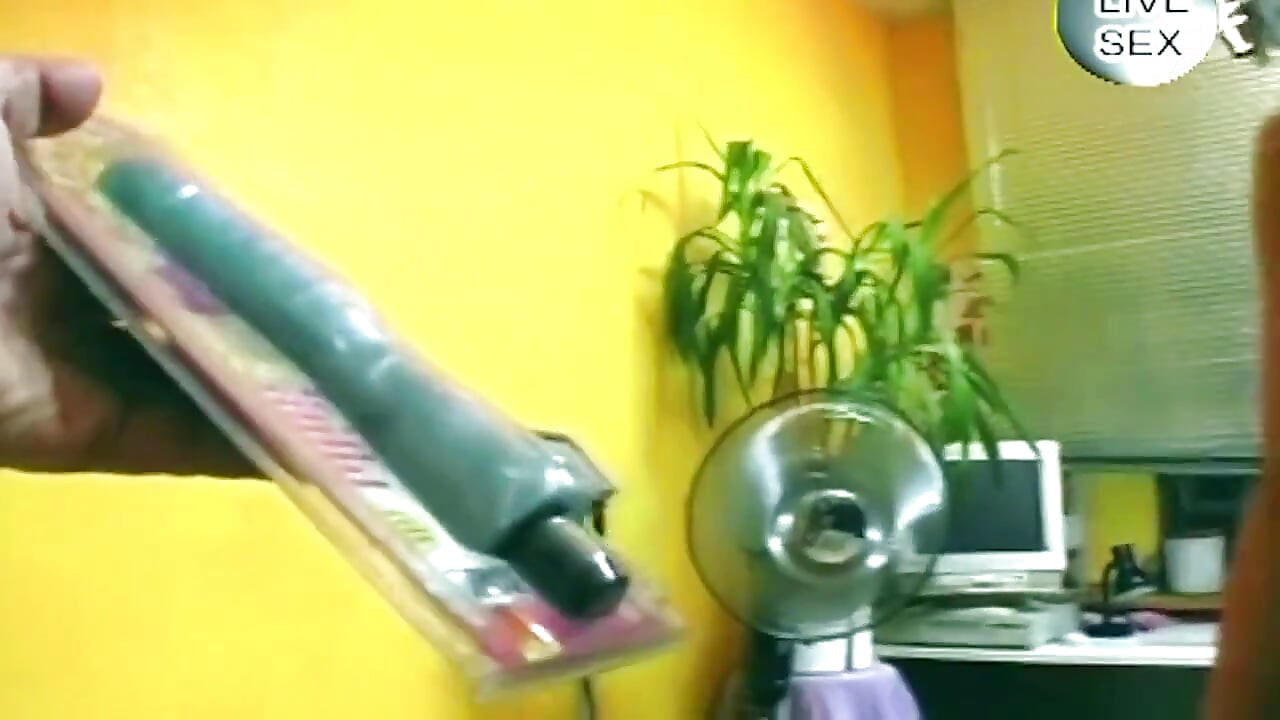 Bruneta alunecă un vibrator albastru masiv adânc înăuntru